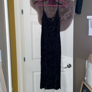 Taylor womens sz 10 deep purple dress with velvety flower details